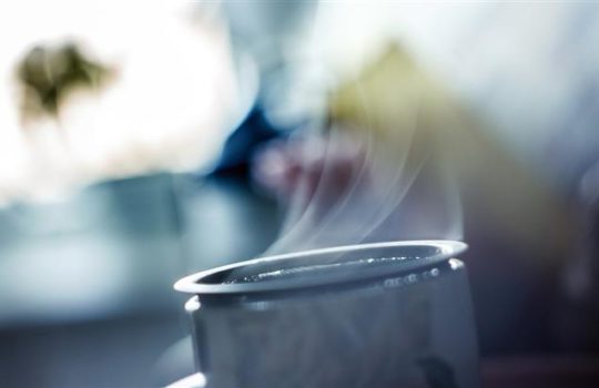 Manfaat Minum Air Putih Hangat Setelah Bangun Tidur