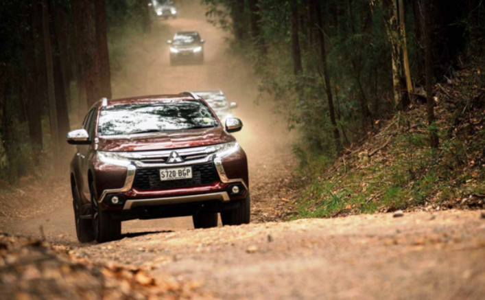 Spesifikasi Harga Mitsubishi Pajero Sport Terbaru Kelebihan Kekurangan Fitur Gambar